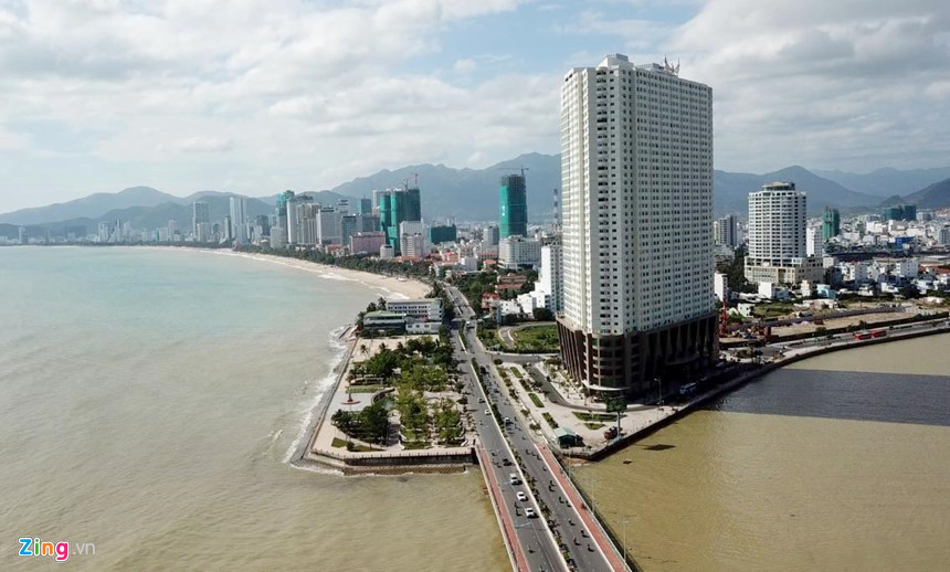 Trong số 21 cơ sở không đạt yêu cầu kinh doanh lưu trú có khách sạn Mường Thanh Luxury Khánh Hoà (phường Xương Huân, TP Nha Trang). Đây là khách sạn chuẩn 5 sao, nhưng Sở Du lịch Khánh Hòa khuyến cáo du khách cân nhắc khi chọn làm nơi nghỉ dưỡng. Nhung con hem chat choi,