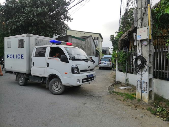 Cận cảnh hàng chục cảnh sát mang súng khám xét nhà ở, thu giữ 6 tạ ma túy - ảnh 3