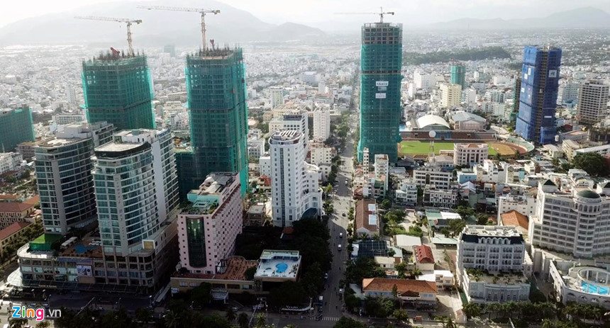 Tháng 2/2017, UBND tỉnh Khánh Hòa đã giao Sở Xây dựng chủ trì phối hợp với Nha Trang rà soát, nghiên cứu, bổ sung quy định về khoảng lùi xây dựng đối với các công trình tại các tuyến hẻm, để trình ban hành quy định quản lý quy hoạch kiến trúc, nhưng đến nay vẫn chưa ban hành quy định trên. Cuối năm 2018, UBND TP Nha Trang đề nghị tỉnh Khánh Hòa cho phép tạm dừng việc thỏa thuận phương án kiến trúc đối với các công trình khách sạn cao tầng cho đến khi quy định quản lý quy hoạch kiến trúc tại Nha Trang được ban hành. Nhung con hem chat choi,