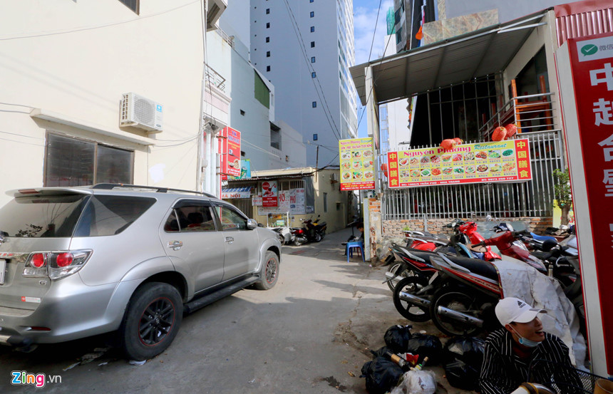 Theo UBND TP Nha Trang có tình trạng trên là do tốc độ đô thị hóa quá nhanh, các công trình khách sạn, nhà cao tầng được cấp phép xây dựng nhưng không tuân thủ khoảng lùi xây dựng và công tác PCCC. "Chưa nói đến cháy nổ, ngay việc đi lại của người dân và du khách trong những con hẻm này cũng rất khó khăn do bị lấn chiếm để xây dựng, kinh doanh", một lãnh đạo TP Nha Trang nói. Nhung con hem chat choi,