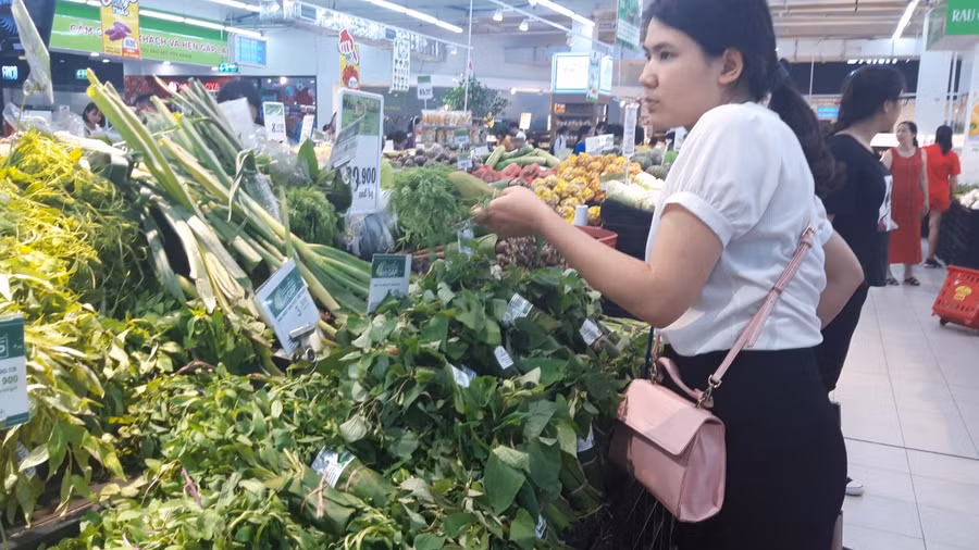 Hiện rất nhiều siêu thị đã sử dụng lá chuối để gói rau