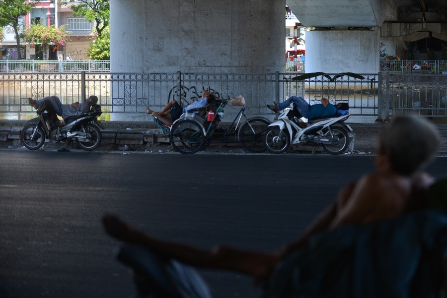 Người Sài Gòn vật vã dưới nắng nóng gần 40 độ C ảnh 14 Người Sài Gòn vật vã dưới nắng nóng gần 40 độ C