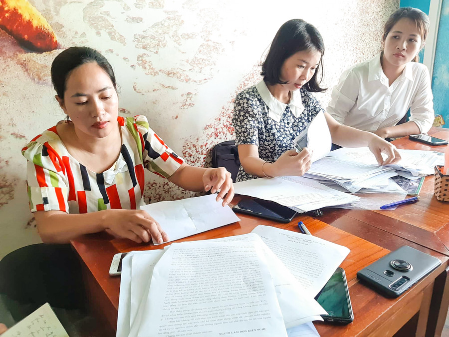 Cô Bùi Thị Hồng Duyên (ngồi giữa) không ký hợp đồng nên đang bị đình chỉ công tác Cô Bùi Thị Hồng Duyên (ngồi giữa) không ký hợp đồng nên đang bị đình chỉ công tác