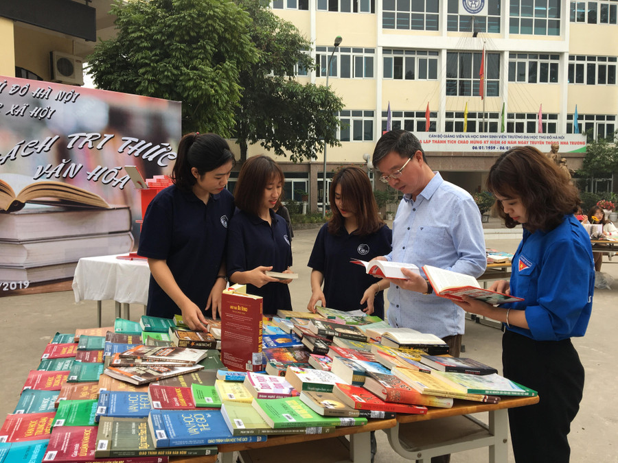 Sách là hành trang không thể thiếu của HS, SV Sách là hành trang không thể thiếu của HS, SV