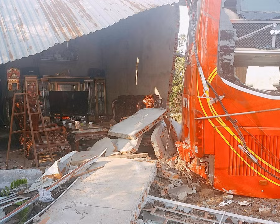 Hiện trường vụ tai nạn khiến một phần ngôi nhà của người dân bị sập. 