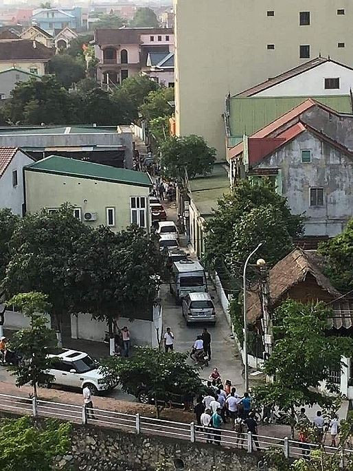 Cận cảnh hàng chục cảnh sát mang súng khám xét nhà ở, thu giữ 6 tạ ma túy - ảnh 1