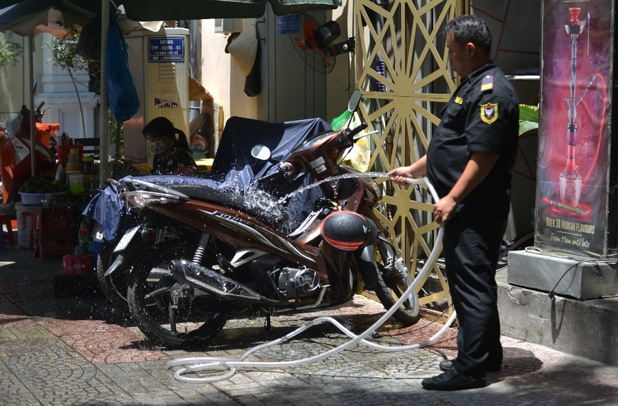 Người Sài Gòn vật vã dưới nắng nóng gần 40 độ C ảnh 11 Người Sài Gòn vật vã dưới nắng nóng gần 40 độ C