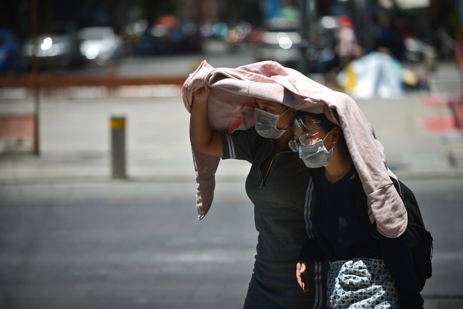 Người Sài Gòn vật vã dưới nắng nóng gần 40 độ C ảnh 1 Người Sài Gòn vật vã dưới nắng nóng gần 40 độ C