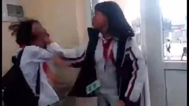 Hai học sinh đánh nhau dã man trong lớp (Ảnh từ Clip)