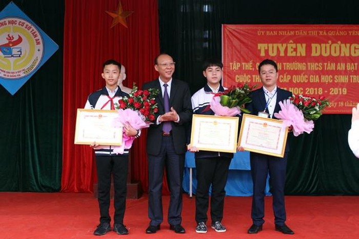 Chủ tịch UBND TX Quảng Yên, trao thưởng cho thầy giáo Hoàng Văn Thắng, 2 em Ngô Anh Tài, Nguyễn Đức Hoàn Ảnh nhân vật cung cấp. Chủ tịch UBND TX Quảng Yên, trao thưởng cho thầy giáo Hoàng Văn Thắng, 2 em Ngô Anh Tài, Nguyễn Đức Hoàn Ảnh nhân vật cung cấp.
