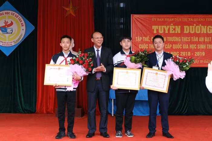 Chủ tịch UBND TX Quảng Yên, trao thưởng cho thầy giáo Hoàng Văn Thắng, 2 em Ngô Anh Tài, Nguyễn Đức Hoàn Ảnh nhân vật cung cấp.