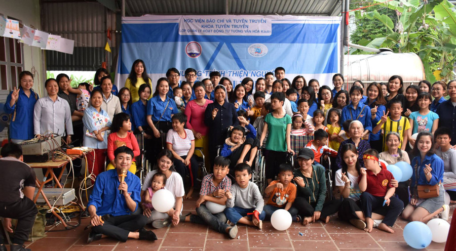 SV Học viện BC&TT chụp ảnh lưu niệm cùng các thành viên trong mái ấm Thanh Tâm trong chương trình “Lan tỏa yêu thương”