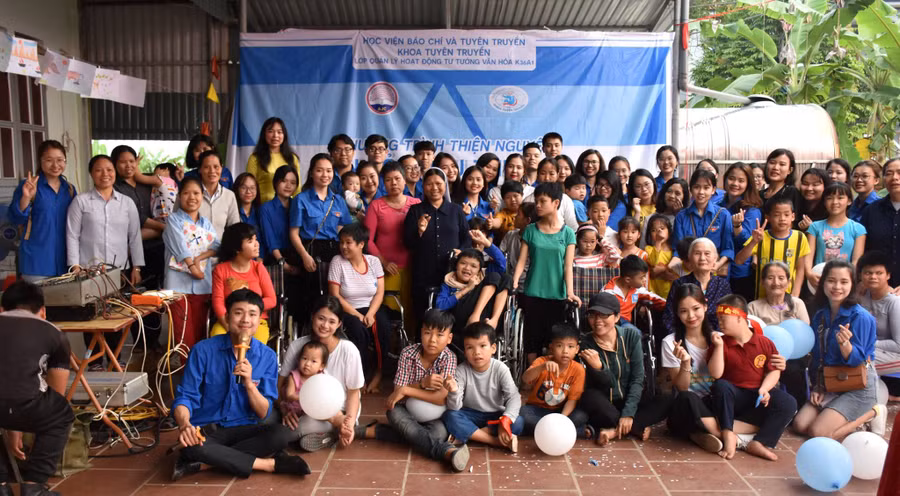 SV Học viện BC&TT chụp ảnh lưu niệm cùng các thành viên trong mái ấm Thanh Tâm trong chương trình “Lan tỏa yêu thương”