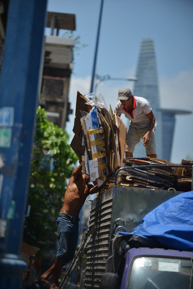 Người Sài Gòn vật vã dưới nắng nóng gần 40 độ C ảnh 9 Người Sài Gòn vật vã dưới nắng nóng gần 40 độ C