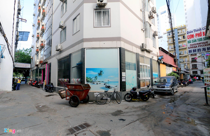 Theo lãnh đạo Phòng Cảnh sát PCCC và cứu nạn, cứu hộ Công an tỉnh Khánh Hòa, ở các phường trung tâm TP Nha Trang nhà cao tầng xây dựng quá dày đặc, một số công trình không tuân thủ khoảng lùi xây dựng, lấn hết vỉa hè, đường hẻm. "Khi xảy ra cháy nổ, những nơi này sẽ trở thành những con hẻm chết người, vì xe chữa cháy chuyên dụng không thể tiếp cận hiện trường được", vị lãnh đạo này nói. Nhung con hem chat choi,