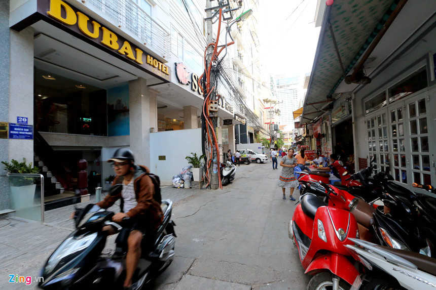Theo Sở Du lịch Khánh Hòa, ở TP Nha Trang có đến 21 khách sạn không đảm bảo điều kiện kinh doanh lưu trú theo luật Du lịch năm 2017, trong đó có điều kiện về PCCC. Trong ảnh là khách sạn Dubai, hẻm Tôn Đản (phường Lộc Thọ), nằm trong "danh sách đen" của Sở Du lịch Khánh Hòa. Khách sạn này từng bị đình chỉ hoạt động với lý do không đảm bảo, không thực hiện các quy định về PCCC. Nhung con hem chat choi,