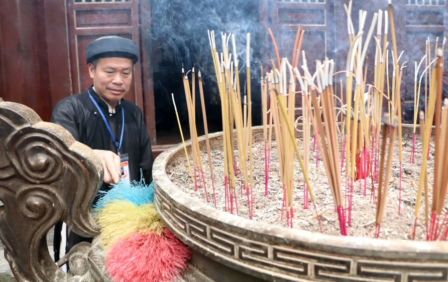 Ông Đào Kim Muôn, thủ từ Đền thượng lau dọn lư hương