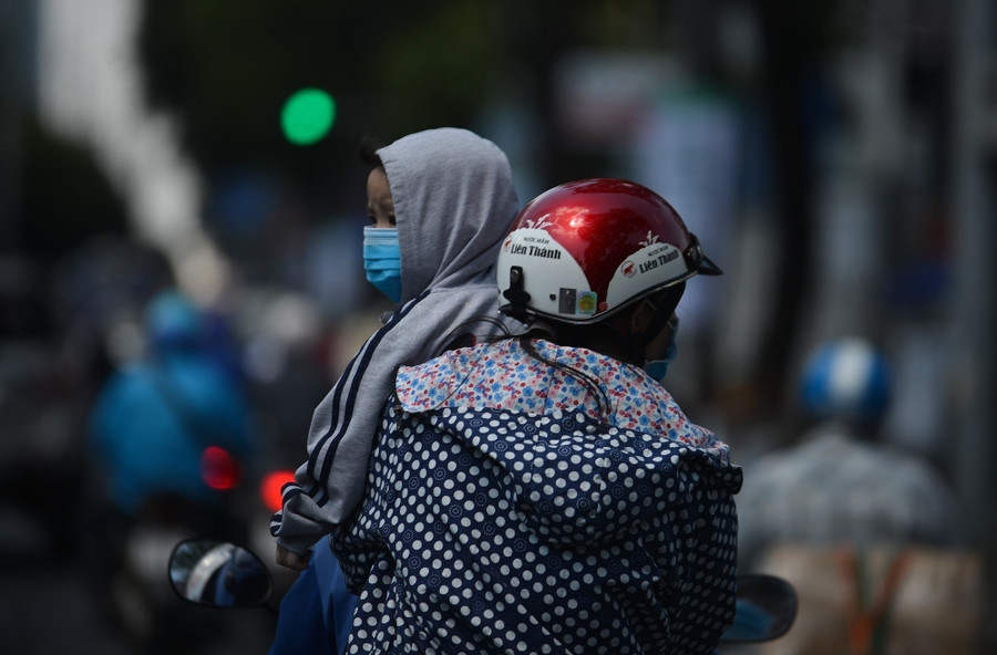 Người Sài Gòn vật vã dưới nắng nóng gần 40 độ C ảnh 8 Người Sài Gòn vật vã dưới nắng nóng gần 40 độ C