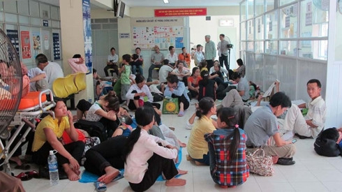 thu phi than nhan nguoi benh: su yeu kem trong quan ly benh vien! hinh 1