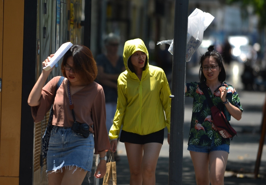 Thời tiết oi bức kéo dài ở Sài Gòn khiến người dân khó chịu. Người Sài Gòn vật vã dưới nắng nóng gần 40 độ C