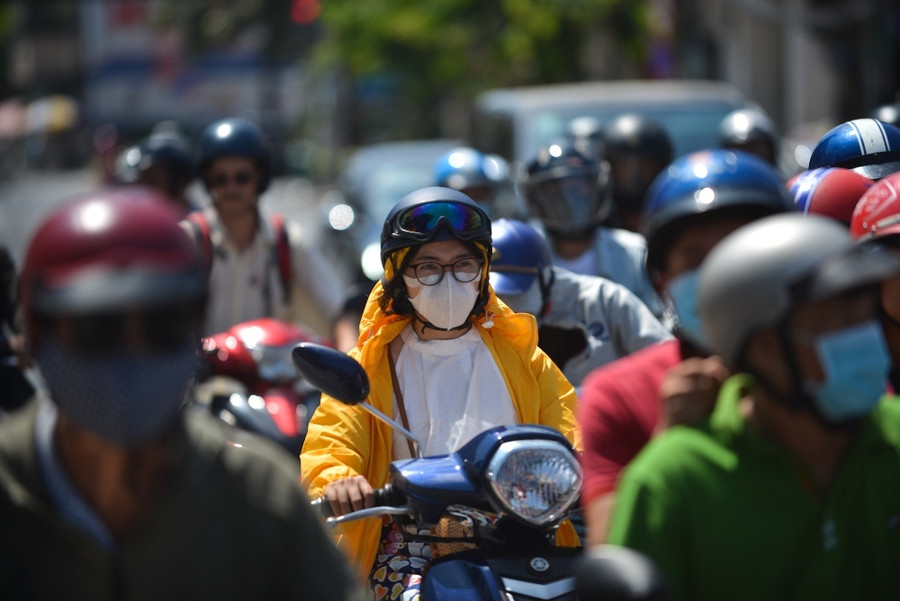 Theo các chuyên gia khuyến cáo, để tránh tia cực tím gây bỏng da, người dân có thể tự bảo vệ bằng các biện pháp như tránh ra đường vào lúc nắng gắt nhất (khoảng 10-16h) khi không cần thiết; sử dụng nón rộng vành, áo chống nắng, kính mát và các vật dụng che chắn, bảo vệ da; đồng thời tận dụng các bóng râm khi có thể. Người Sài Gòn vật vã dưới nắng nóng gần 40 độ C