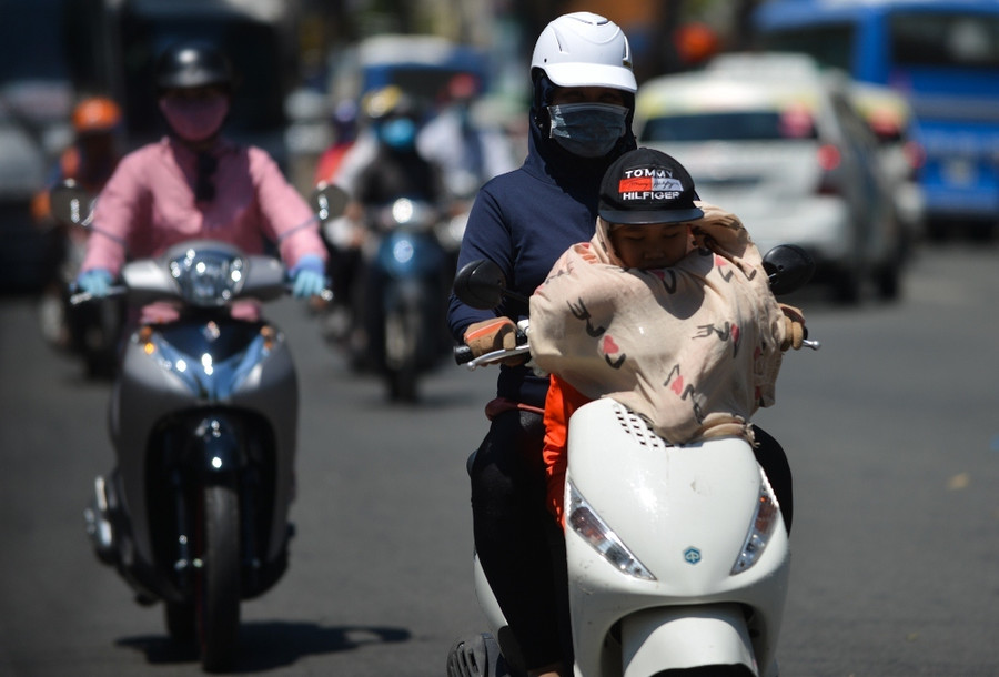 Người Sài Gòn vật vã dưới nắng nóng gần 40 độ C ảnh 7 Người Sài Gòn vật vã dưới nắng nóng gần 40 độ C