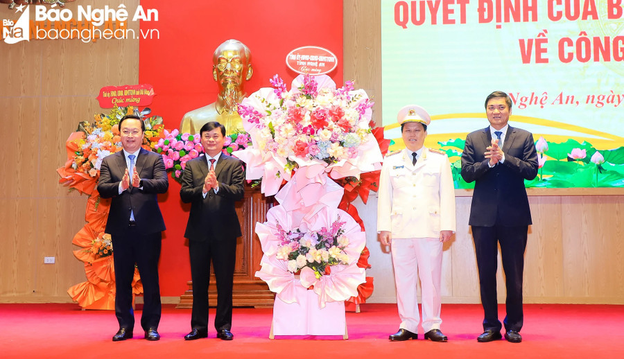Lãnh đạo tỉnh Nghệ An chúc mừng tân Giám đốc Công an tỉnh Nghệ An. (Ảnh: Báo Nghệ An) Lãnh đạo tỉnh Nghệ An chúc mừng tân Giám đốc Công an tỉnh Nghệ An. (Ảnh: Báo Nghệ An)