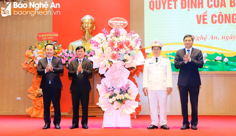 Lãnh đạo tỉnh Nghệ An chúc mừng tân Giám đốc Công an tỉnh Nghệ An. (Ảnh: Báo Nghệ An)
