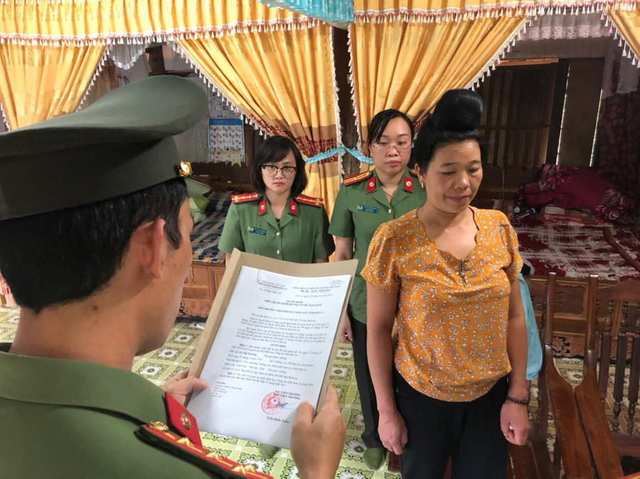 Lò Thị Trường (áo vàng) bị bắt để điều tra tội đưa hối lộ Lò Thị Trường (áo vàng) bị bắt để điều tra tội đưa hối lộ