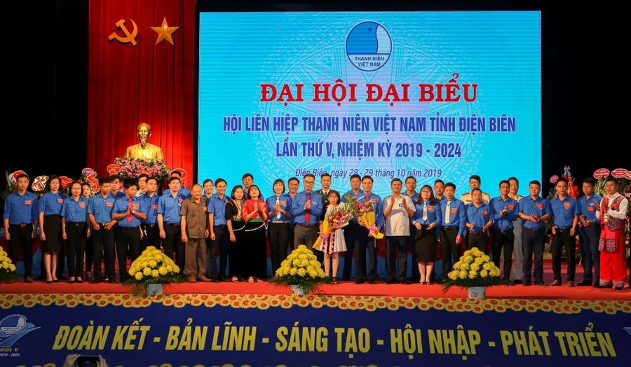 43 đại biểu trong Ban chấp hành khóa V ra mắt Đại hội.