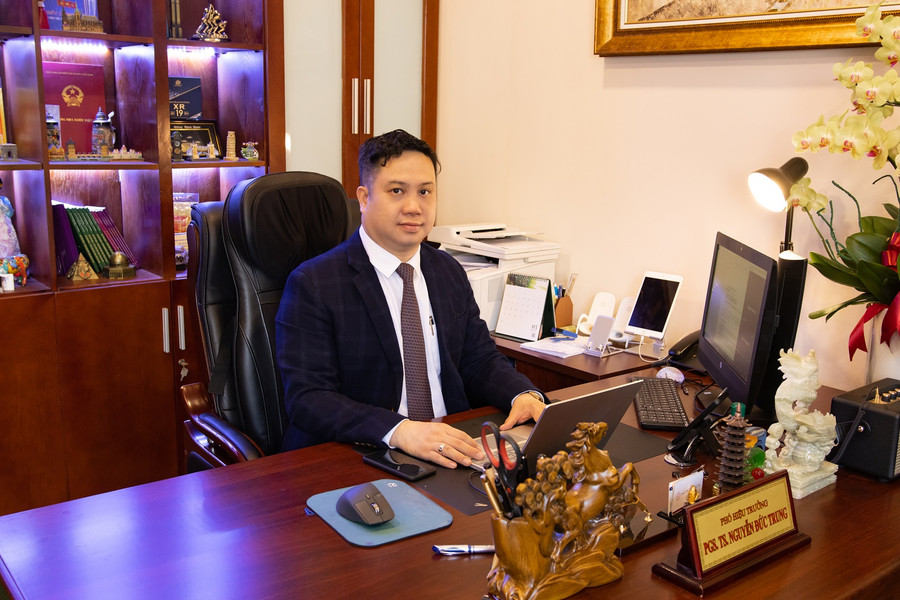 PGS.TS Nguyễn Đức Trung, Hiệu trưởng Trường ĐH Ngân hàng TPHCM. PGS.TS Nguyễn Đức Trung, Hiệu trưởng Trường ĐH Ngân hàng TPHCM.