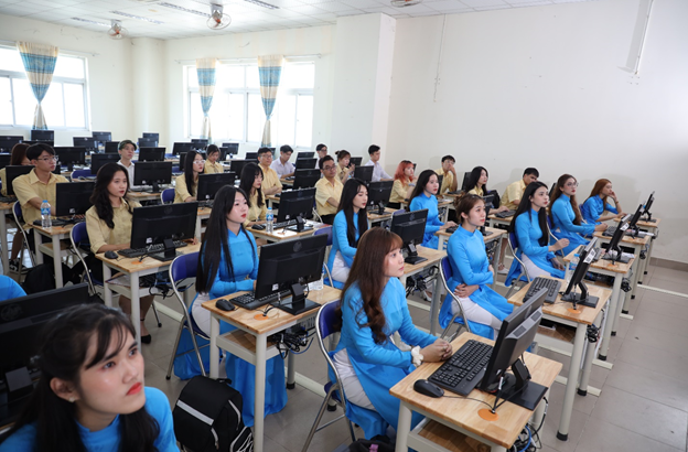 Phòng máy tính thực hành hiện đại của HUB Phòng máy tính thực hành hiện đại của HUB