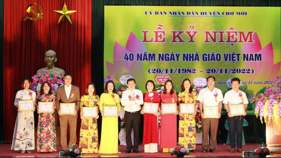 UBND huyện Chợ Mới tặng Giấy khen cho các tập thể, cá nhân. UBND huyện Chợ Mới tặng Giấy khen cho các tập thể, cá nhân.