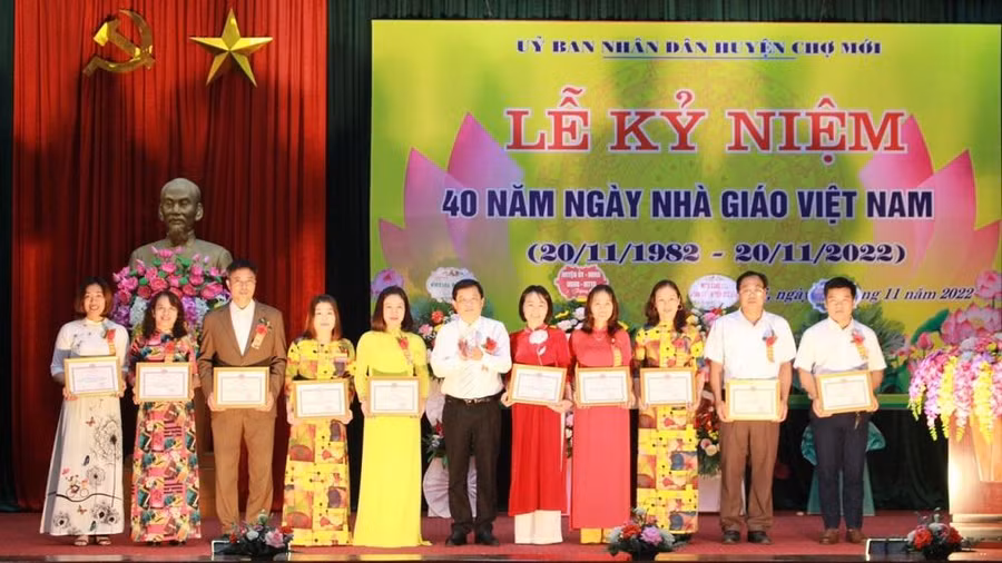 UBND huyện Chợ Mới tặng Giấy khen cho các tập thể, cá nhân.