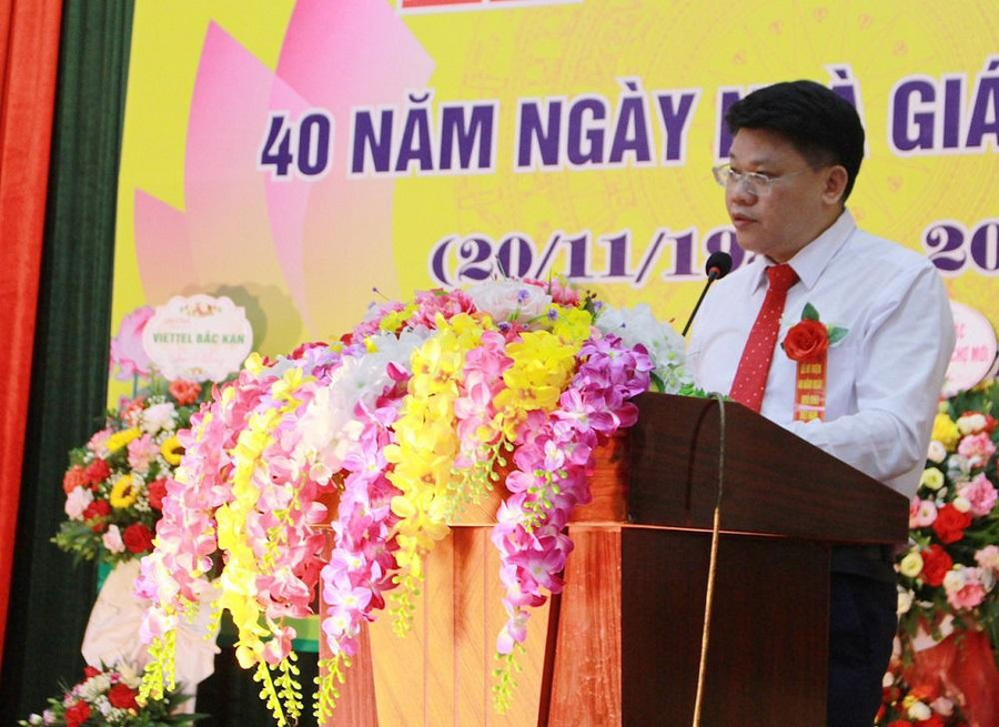 Ông Triệu Đức Văn, Bí thư huyện ủy huyện Chợ Mới phát biểu tại buổi lễ. Ông Triệu Đức Văn, Bí thư huyện ủy huyện Chợ Mới phát biểu tại buổi lễ.