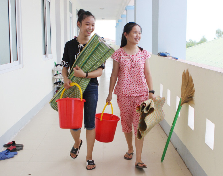 Ngoài ra, dọn dẹp, vệ sinh nhà ở ký túc xá, nơi các em ở nội trú suốt 3 năm học Ngoài ra, dọn dẹp, vệ sinh nhà ở ký túc xá, nơi các em ở nội trú suốt 3 năm học
