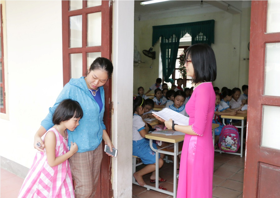 Sự bỡ ngỡ hiện lên trên gương mặt của những em bé được mẹ dẫn đến lớp mới và giao cho cô giáo chủ nhiệm Sự bỡ ngỡ hiện lên trên gương mặt của những em bé được mẹ dẫn đến lớp mới và giao cho cô giáo chủ nhiệm