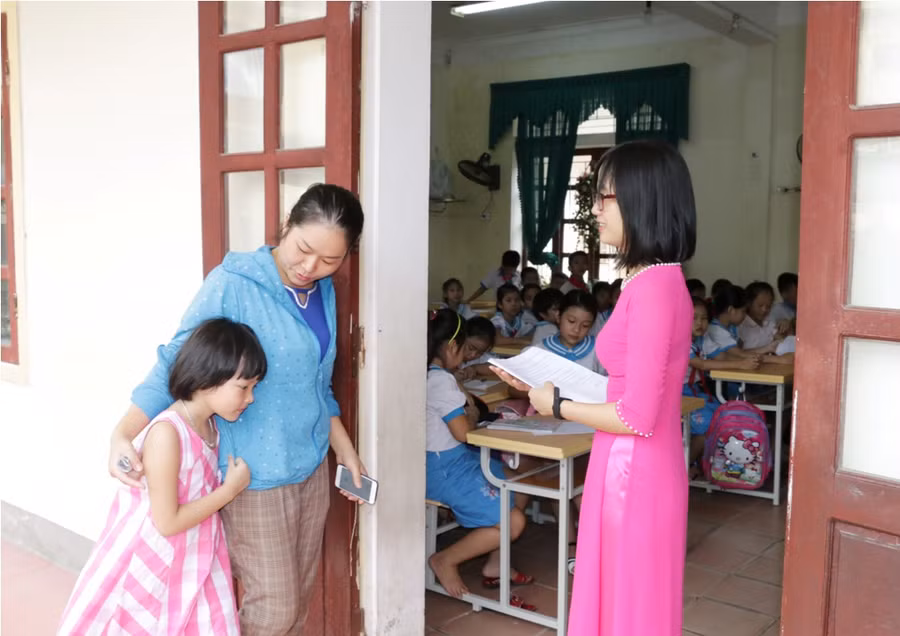 Sự bỡ ngỡ hiện lên trên gương mặt của những em bé được mẹ dẫn đến lớp mới và giao cho cô giáo chủ nhiệm Sự bỡ ngỡ hiện lên trên gương mặt của những em bé được mẹ dẫn đến lớp mới và giao cho cô giáo chủ nhiệm