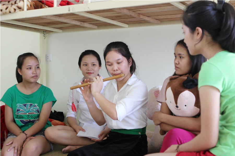 Sau giờ học và rèn luyện, là những giờ phút thư giãn, trò chuyện với nhau tại ký túc xá. Sau giờ học và rèn luyện, là những giờ phút thư giãn, trò chuyện với nhau tại ký túc xá.