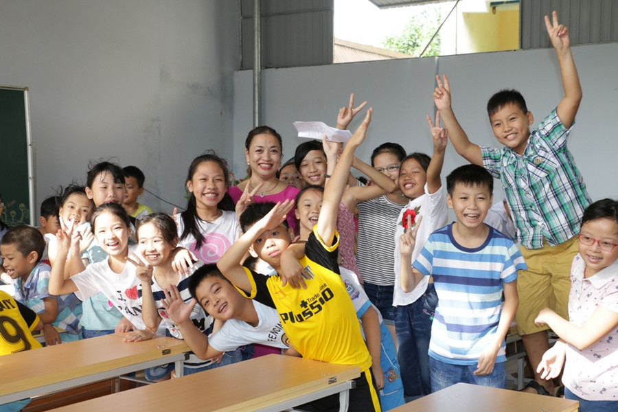 Năm học 2017 – 2018, Trường Tiểu học Hưng Bình, TP Vinh vẫn còn thiếu một số lớp, cô trò dạy học trong phòng học tạm nhưng không khí hân hoan, náo nức vẫn ngập tràn Năm học 2017 – 2018, Trường Tiểu học Hưng Bình, TP Vinh vẫn còn thiếu một số lớp, cô trò dạy học trong phòng học tạm nhưng không khí hân hoan, náo nức vẫn ngập tràn