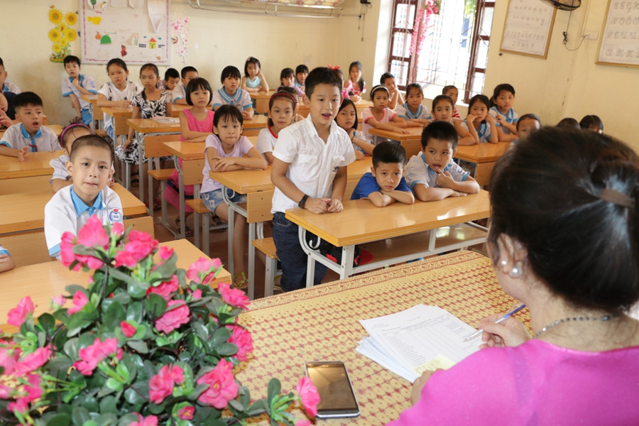 Tự đứng lên giới thiệu bản thân mình cho cô và cả lớp Tự đứng lên giới thiệu bản thân mình cho cô và cả lớp