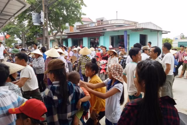 Người dân tập trung phản đối việc sáp nhập trường trường THCS Quảng Phúc với trường THCS Quảng Vọng, huyện Quảng Xương (Thanh Hóa)