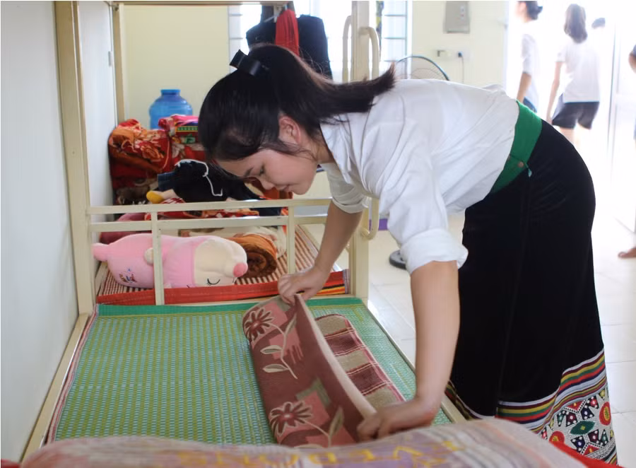 Đối với học sinh lớp 9 lên lớp 10, ngoài học quân sự đầu năm, nội quy trường lớp, các em còn được nhà trường mời đơn vị bộ đội dạy cho tác phong kỷ luật, giờ giấc quy củ, từ việc gấp chăn vuông vắn… Đối với học sinh lớp 9 lên lớp 10, ngoài học quân sự đầu năm, nội quy trường lớp, các em còn được nhà trường mời đơn vị bộ đội dạy cho tác phong kỷ luật, giờ giấc quy củ, từ việc gấp chăn vuông vắn…