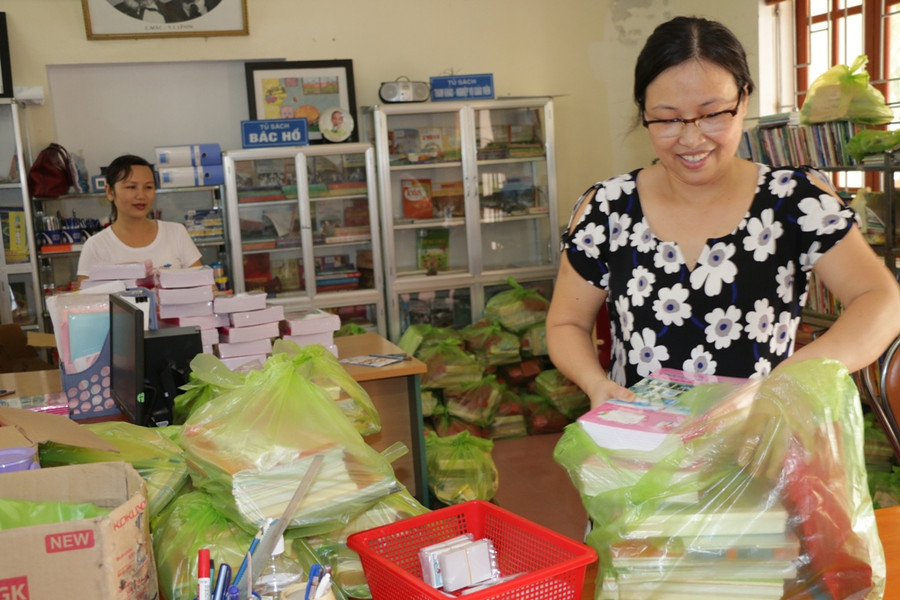 Năm học mới, cán bộ thư viện trường làm công tác chuẩn bị sách giáo khoa và vở cho học sinh. Năm học mới, cán bộ thư viện trường làm công tác chuẩn bị sách giáo khoa và vở cho học sinh.