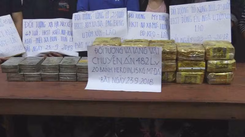 20 bánh Heroin và 15kg ma túy đá