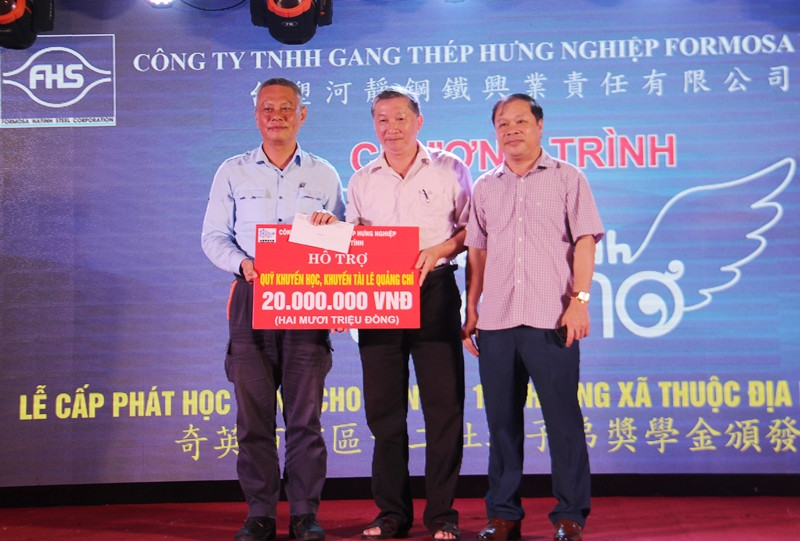 Đại diện Formosa hỗ trợ 20.000.000 đồng cho Quỹ khuyến học, khuyến tài trường Lê Quảng Chí.