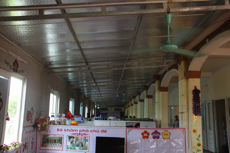 Phòng học tạm được ngăn cách bởi một cái bảng viết