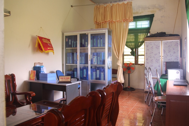 Trường chỉ duy nhất một phòng làm việc vừa cho cả hiệu trưởng, phó hiệu trưởng, kế toán, y tá...