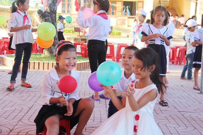 Các em vui mừng dự lễ khai trường