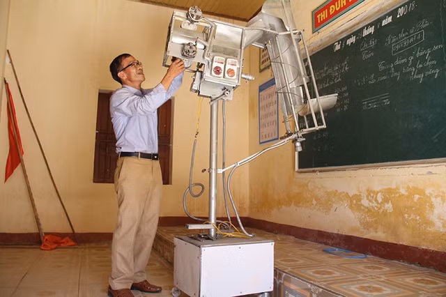 Thầy Quang cùng chiếc máy bắn bóng chuyền